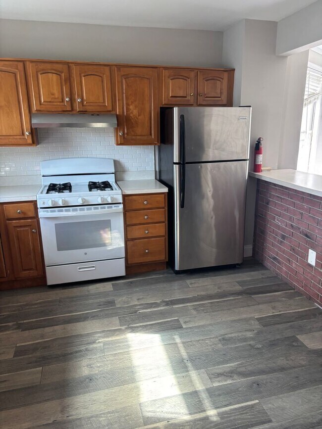 Building Photo - Charming 3-Bedroom Twin Home for Rent in L...