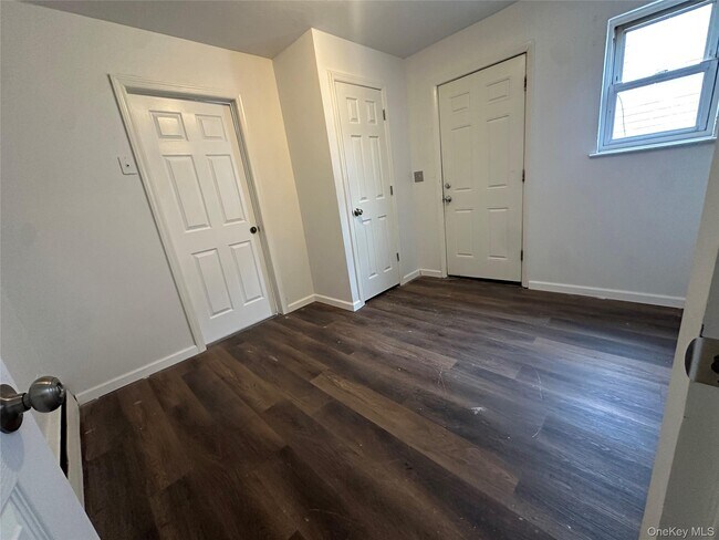 Building Photo - 210 Wellington St