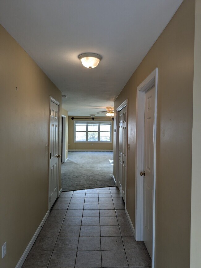 Building Photo - Immaculate End Unit in Desirable Weatherst...