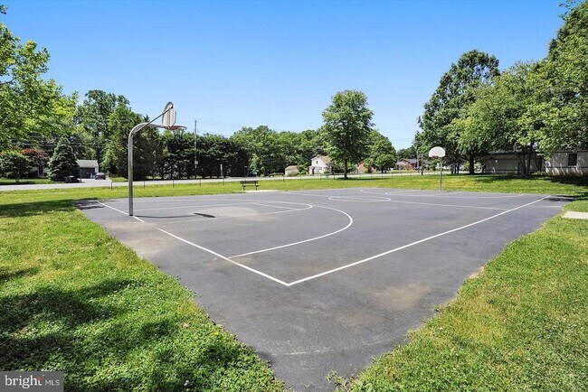 Building Photo - 15603 Dorset Rd