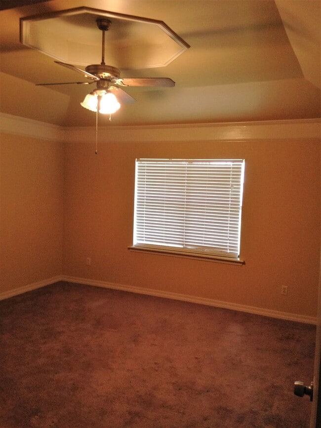 Building Photo - ** 3/2 IN NEW GREENACRES PLACE **