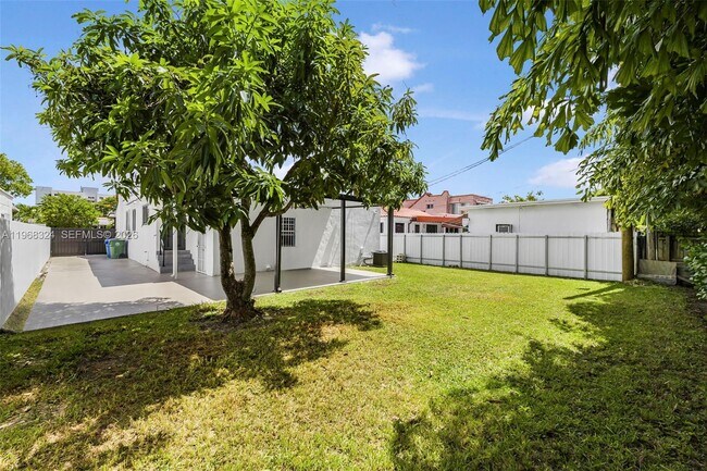 Building Photo - 2244 SW 10th St