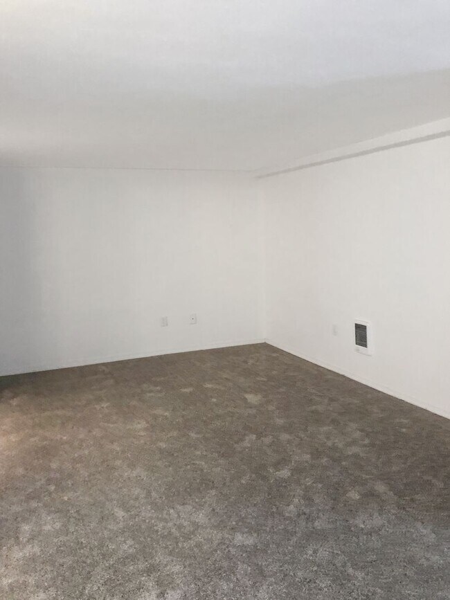 Building Photo - Nicely Updated 3/1 Tacoma Duplex