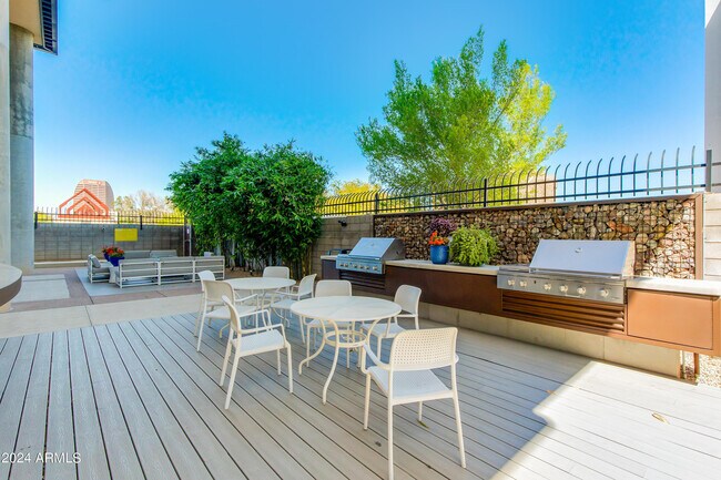 Building Photo - 200 W Portland St