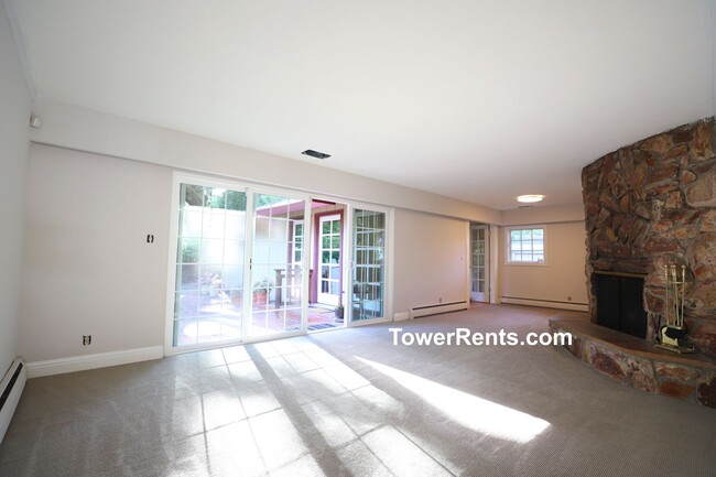 Building Photo - Santa Rosa: 3 bedroom, 2 1/2 bath Home wit...