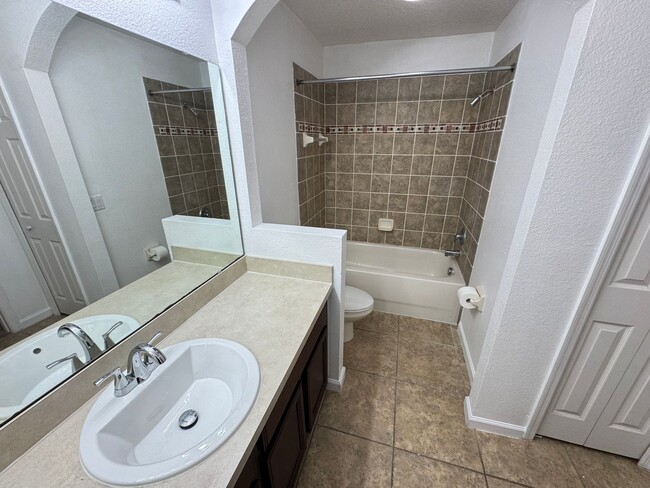 Building Photo - 5 Bedroom Townhome in Avalon Park! TESLA CHARGER INCLUDED!