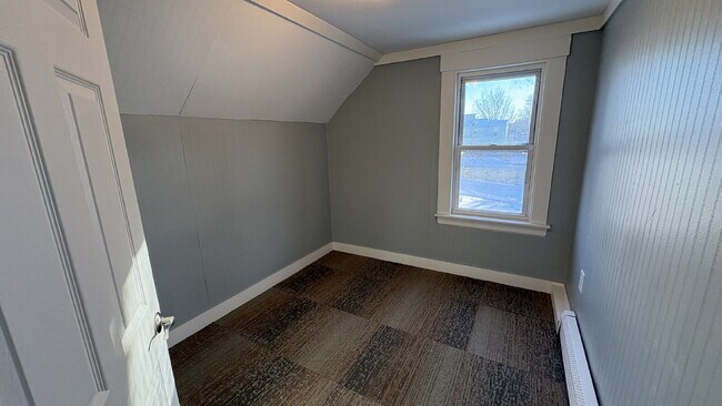 Building Photo - 3 Bed, 1 Bath, plus TWO Bonus Rooms in Rochester!