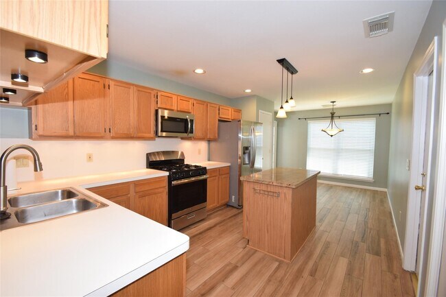 Building Photo - 18010 Golden Ridge Dr