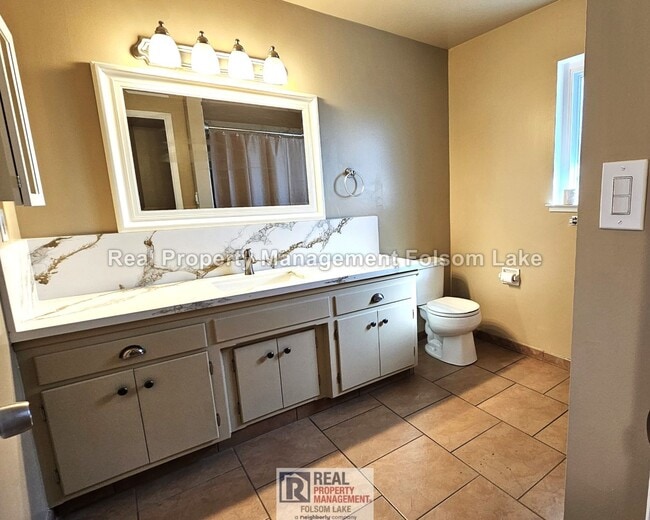 Building Photo - 3BR / 1.5BA Duplex – Water, Sewer, Trash & Gardener Included – Pet Friendly