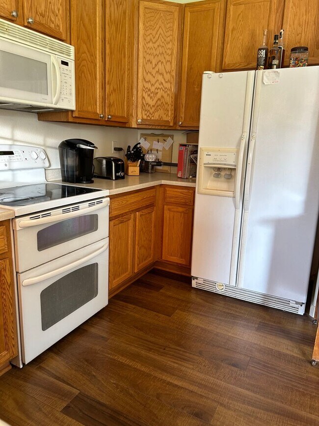 Building Photo - Welcome to your new home!  3 beds, 2.5 bat...