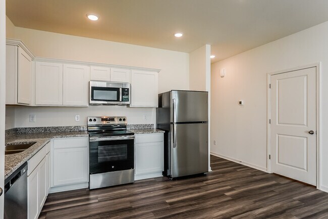 Building Photo - Fantastic 3bd/2ba home! Coming soon!