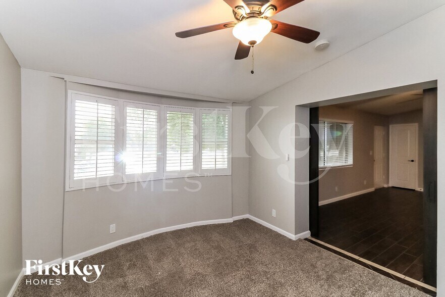 Building Photo - 2206 E Arbor Cir