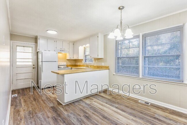 Building Photo - 1089 Essex Pl