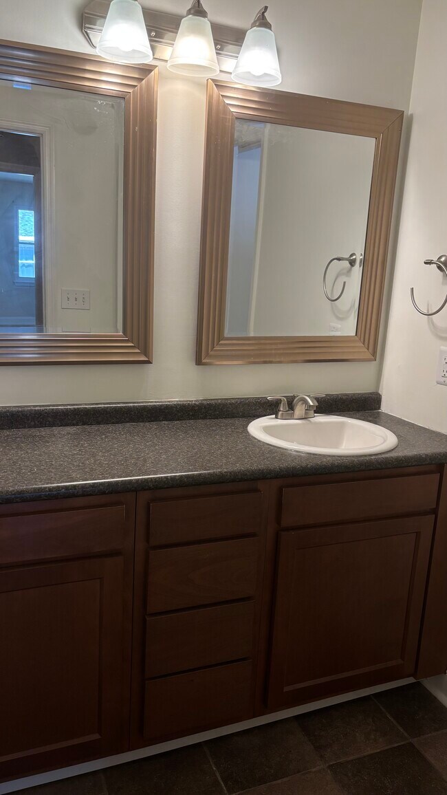 2rd bathroom/guest - 2213 Emery Ln