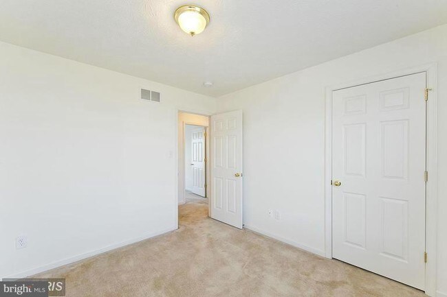 Building Photo - 121 Nature Dr