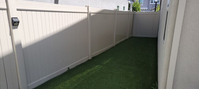 Building Photo - Come home to this Beautiful Newer 3 Bedroom 2.5 bath home