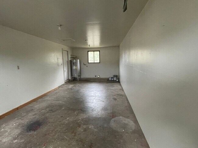 Building Photo - 2081
