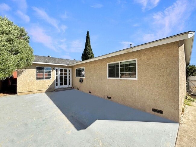 Building Photo - Gorgeous 3B/2BA House in Paradise Hills W/...