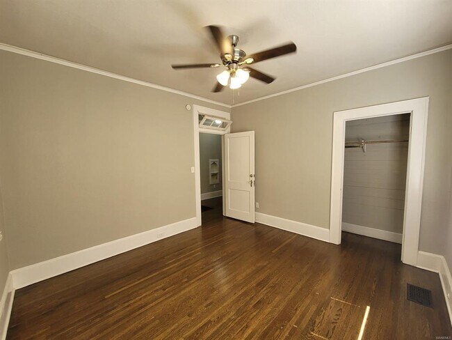 Building Photo - 2243 Winona Ave