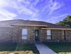 Building Photo - 813 Leslie Ln
