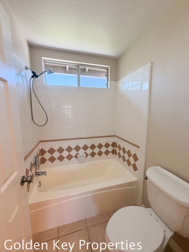 Building Photo - Move-in ready 4 bedroom / 3 bathroom home in Oceanside!