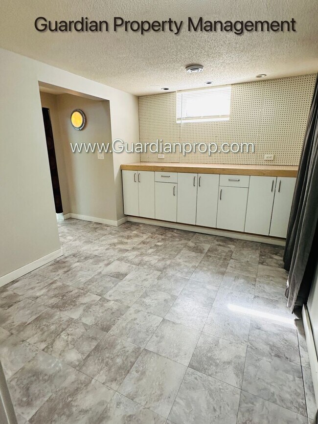 Building Photo - Richfield Single Family Home, Fenced Yard, 2 Car Garage, Dishwasher
