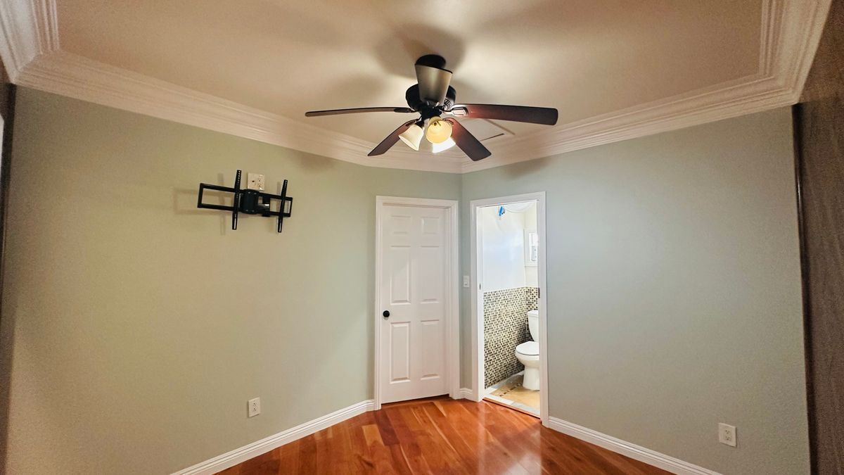 Building Photo - 1255 E 88th Pl