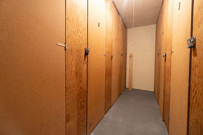 Building Photo - 3200 N Palm Aire Dr