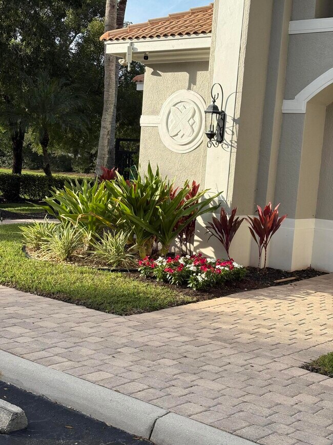 Building Photo - 9280 Silver Glen Way