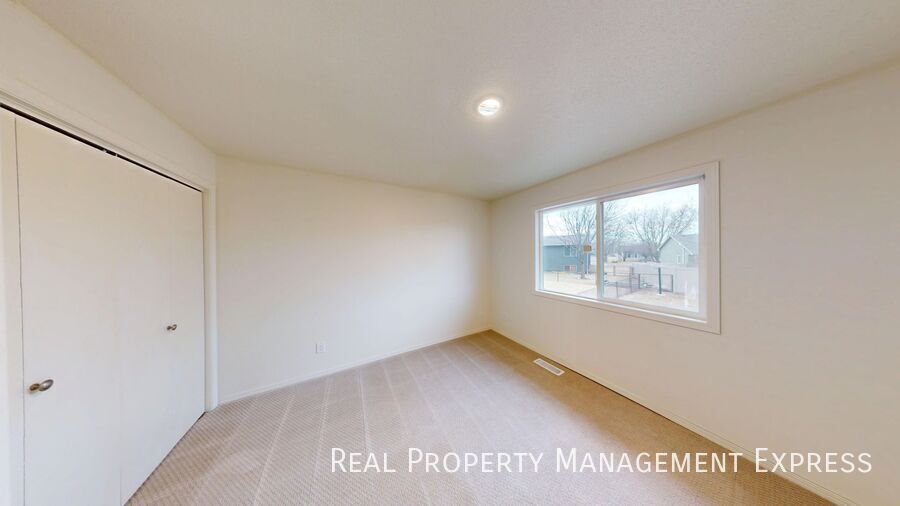 Building Photo - Stunning 4-Bedroom 2-Bathroom Home with Fully Fenced Yard