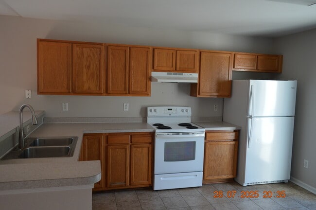 Building Photo - 869 Silvercrest Dr