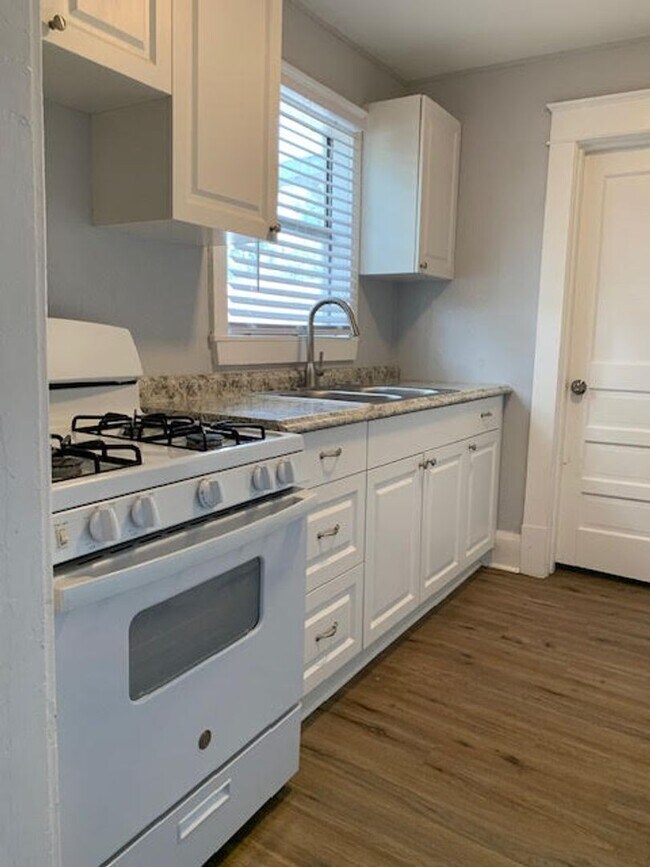 Building Photo - 2 Bed / 1 Bath for RENT in Lakeland's Hist...