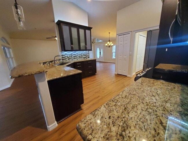 Building Photo - 10 Wayler Pl