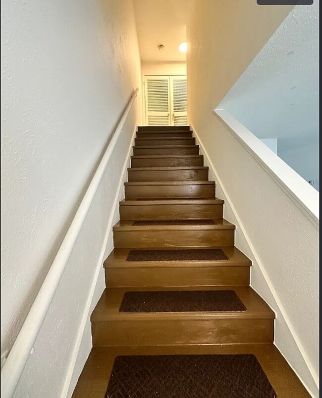 Building Photo - Beautifully Renovated 2-Bedroom, 1.5-Bathroom Townhouse in North St. Petersburg