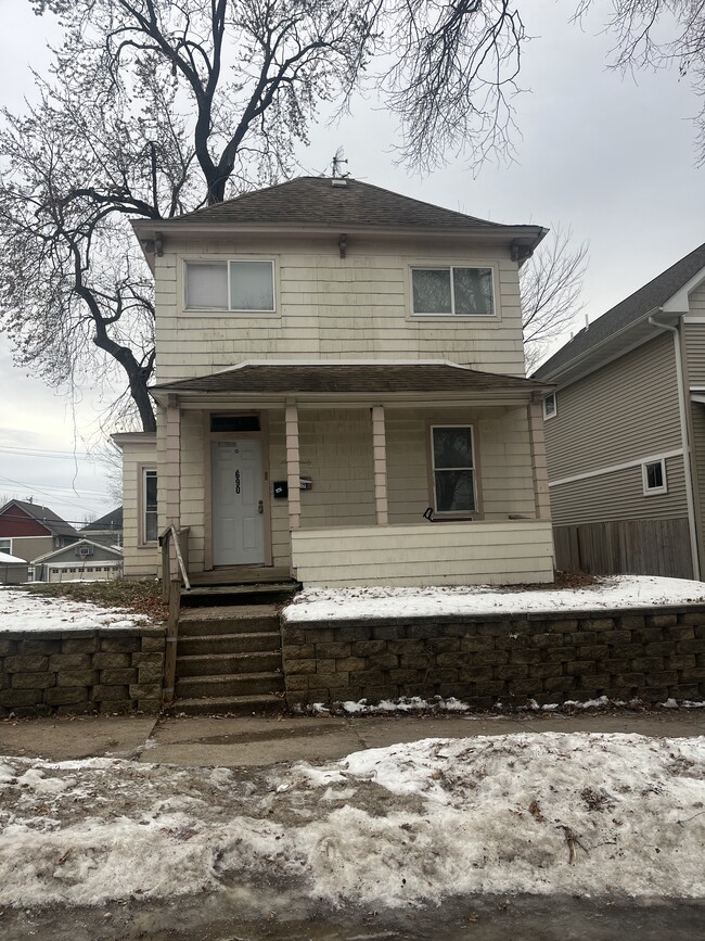 Building Photo - 690 York Ave