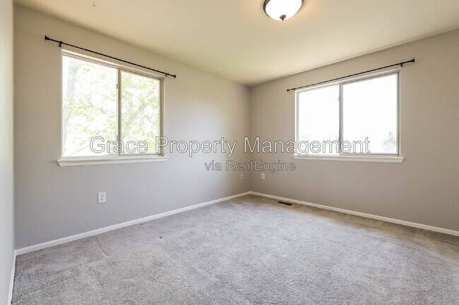 Building Photo - 1144 E 12th Ct