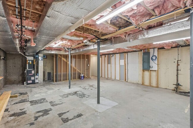 Building Photo - 24 Daytona St