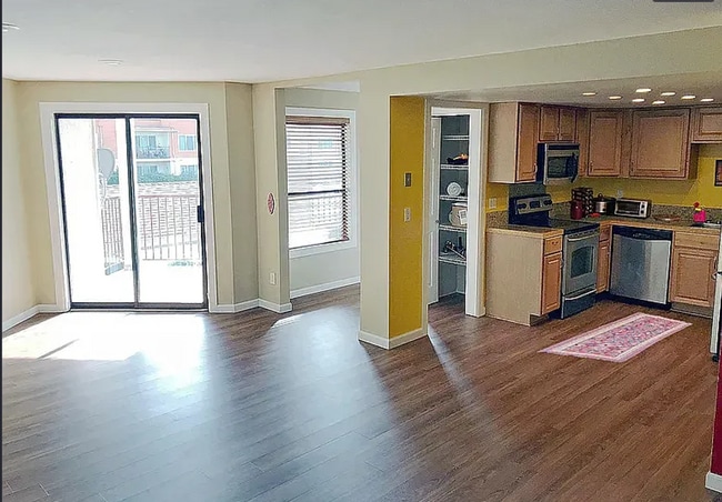 Building Photo - Listed For Rent