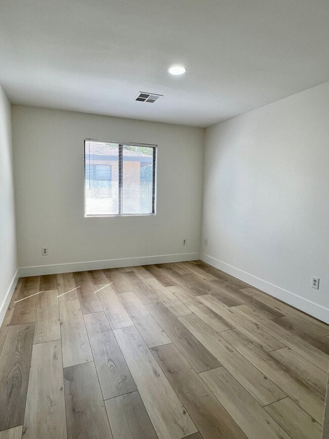 Building Photo - 817 Quail Ln