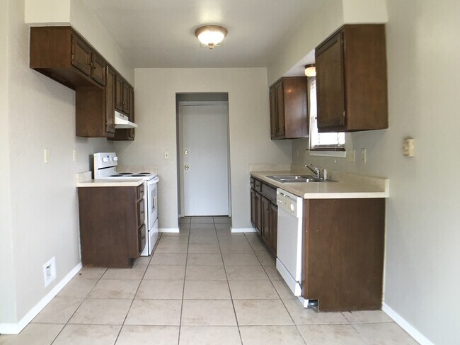 Building Photo - 1013 Mercury Cir