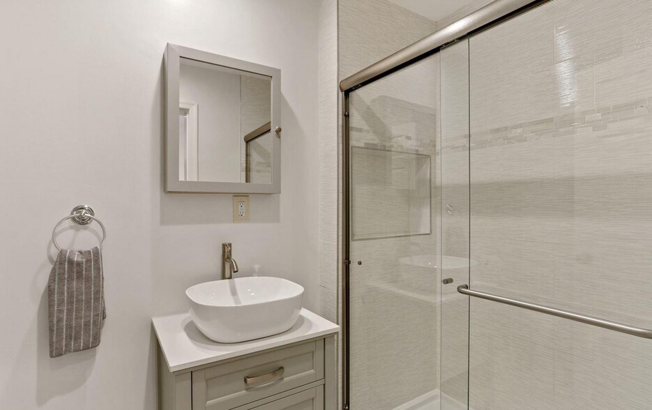 Upstairs bedroom's bathroom - 650 Newton Pl NW