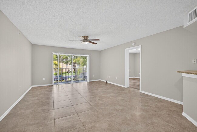 Building Photo - 1100 Crestwood Ct S