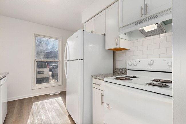 Building Photo - Spacious Duplex in Johnson County - Available December 15