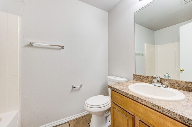 Building Photo - Cute 3BD/2BTH Duplex in Central East Norman!