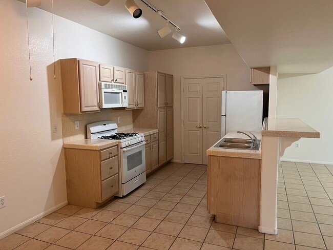 Building Photo - Mannetta Lane Condo / 2 BR - 1st Floor