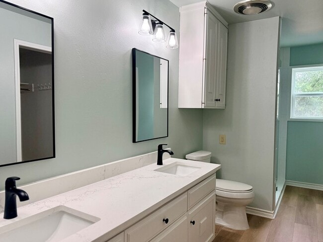 Building Photo - 511 Fairway Dr