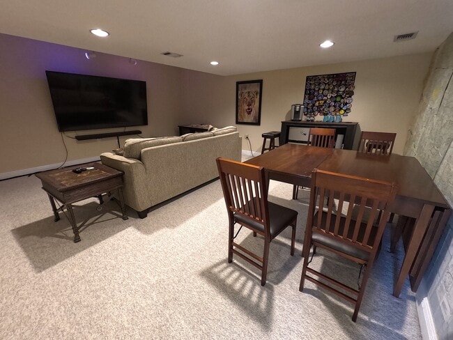 Building Photo - 998 Fay Dr