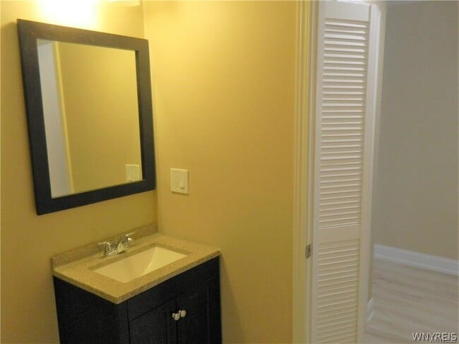 Building Photo - 417 Center St