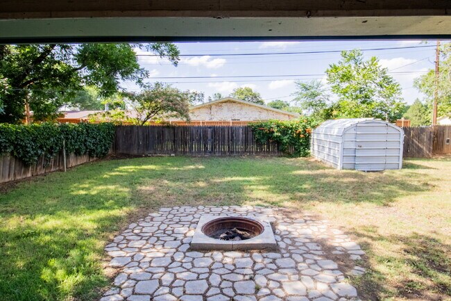 Building Photo - Spacious 3-bedroom home!