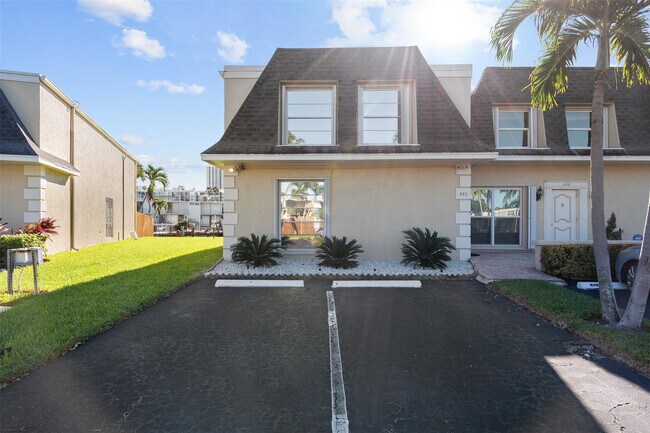 Building Photo - 822 NE 25th Ave